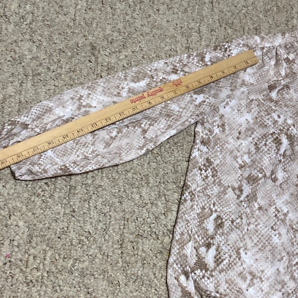 Ann Taylor Blouse Top Snakeskin Size XS - Picture 10 of 16